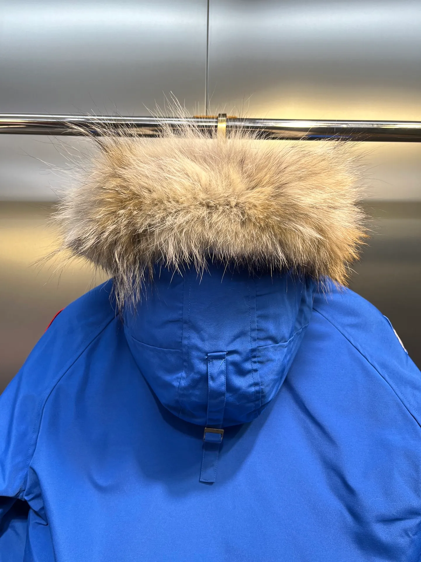 P780 CANADA GOOES 02 model Chilliwa bomber jacket 02 model, chosen by Arctic and Antarctic scientific expedition teams as their cold-proof equipment, the Rolls-Royce of down jackets. ➖ Industry-leading anti-counterfeiting chip sensing. ➖ Imported Behringer embroidery machines and customized embroidery labels, the highest level and industry leading. ➖ Imported Korean 21-count polyester-cotton blended original fabric, TC85 waterproof coated fabric, water-repellent, windproof and wear-resistant. ➖ The new national standard 80 white duck down is filled with an average of 520 grams of down. The amount of down filled is industry-leading. ➖ 100% nylon lon lining with double double-layer sealing design to prevent velvet running, seamless thread design on cuffs! ➖ Western Canadian Green Wolf Collar. ➖ Yoshida YKK provides original factory-customized electroplated sliders. YKK two-way lockable zippers are tight and smooth and do not peel off paint. ➖ 3M composite Velcro is durable and the accessories and hardware are all custom-made. Note: Our copywriting is only simple and clear. Instead of bragging about the copywriting, it is better to compare and understand with samples. Only for the purest, most focused, most professional, highest quality, and highest sex!  size：xs-xl
